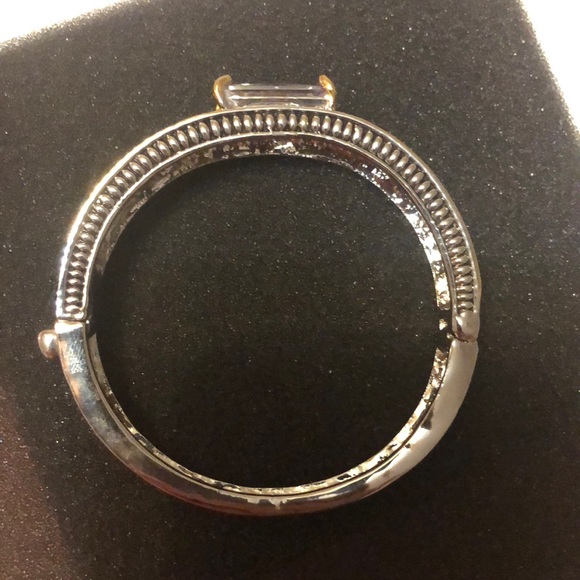 Gorgeous designer inspired bracelet with button opening - Picture 1 of 6